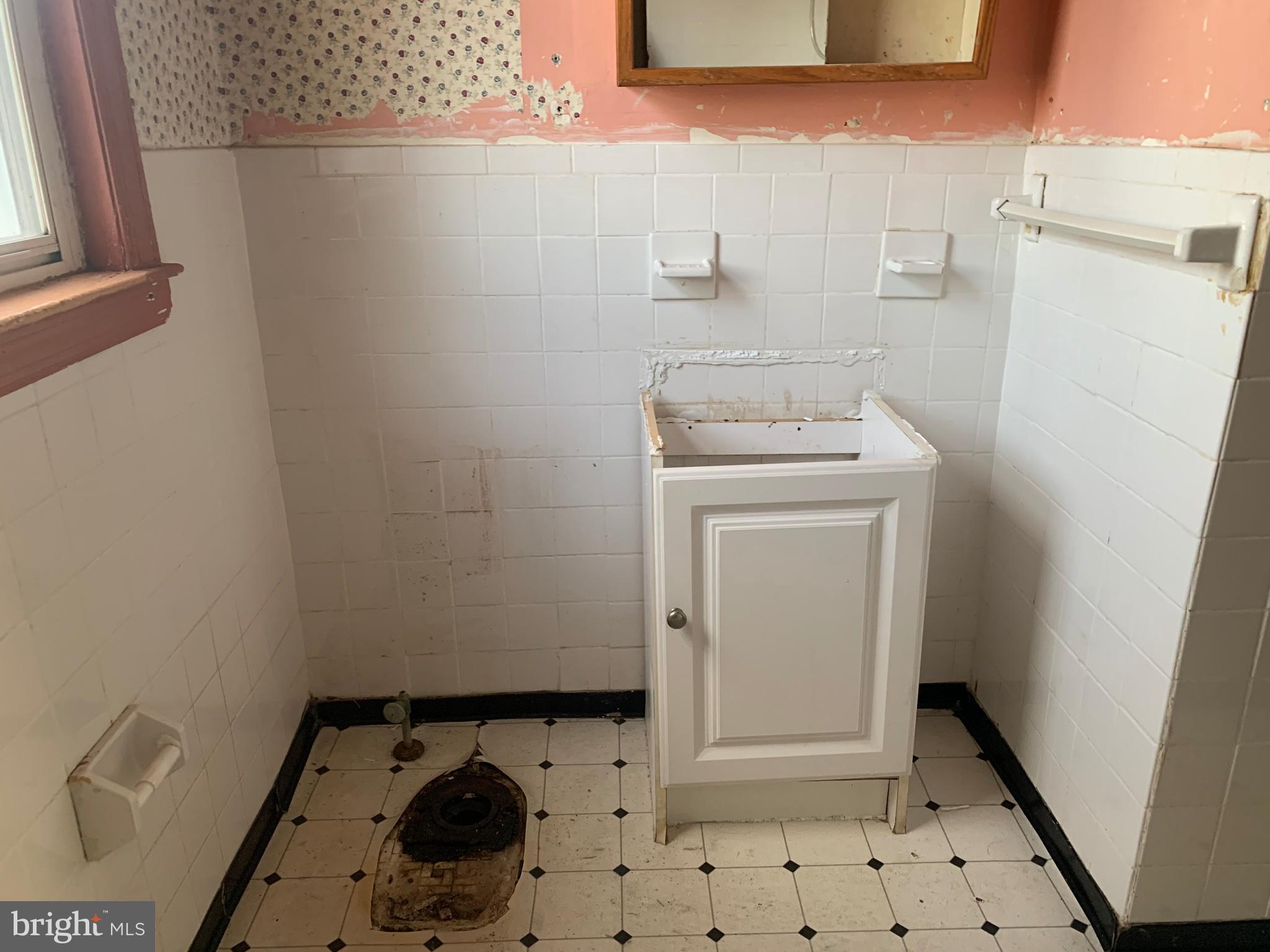 1622 Hartsdale Road Baltimore, MD 21239 - Photo 10 of 31 Bathroom Upper Level