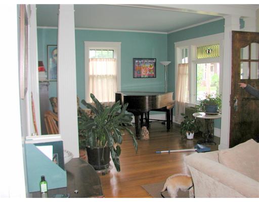 25 Memorial Road Providence, RI 02906 - Photo 3 of 9 Living Room.