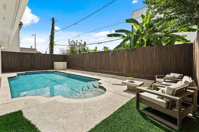 a view of a backyard