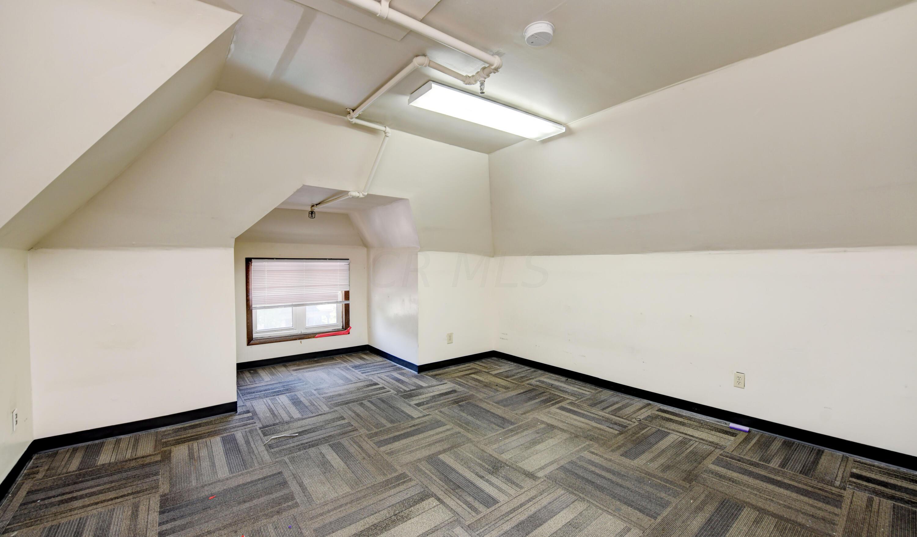 868 Bryden Road Columbus, OH 43205 - Photo 38 of 47 Third Floor Living Space (2)