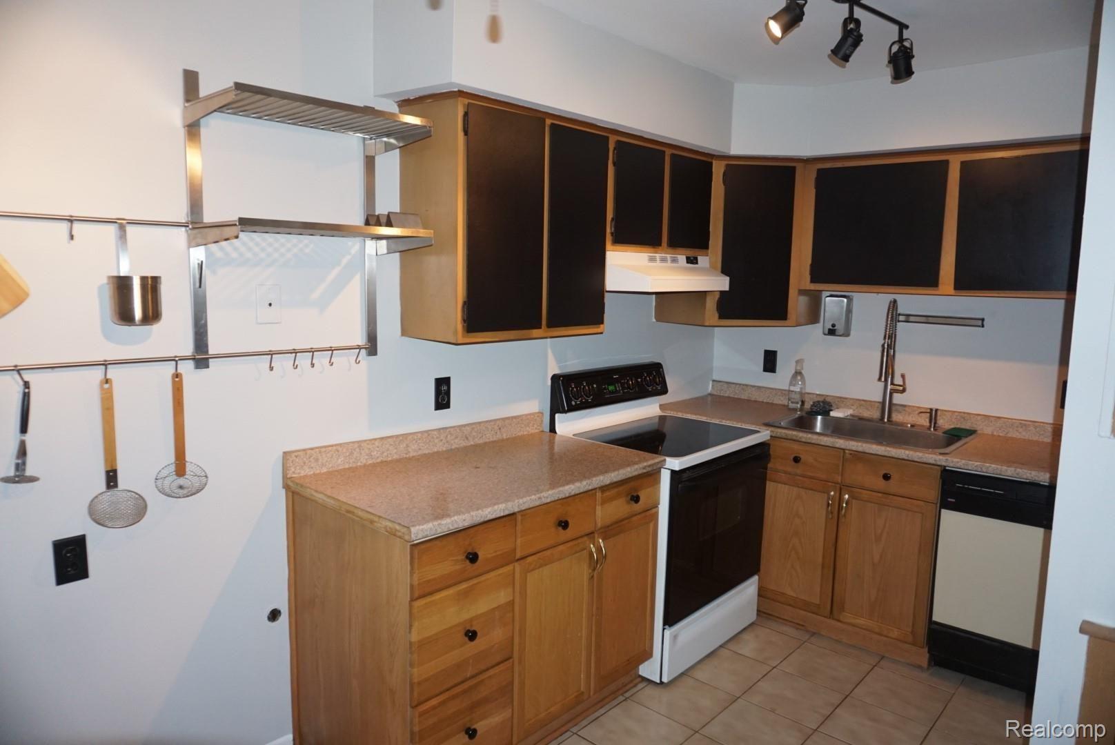 29201 Hayes Road, Unit 2 Warren, MI 48088 - Photo 9 of 16 DSC00743.JPG