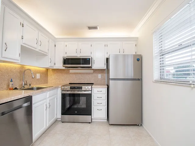 $1,600 | 28 Pine Arbor Lane, Unit 206, Vero Beach, FL 32962