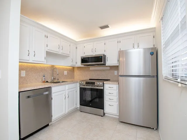 $1,600 | 28 Pine Arbor Lane, Unit 206, Vero Beach, FL 32962