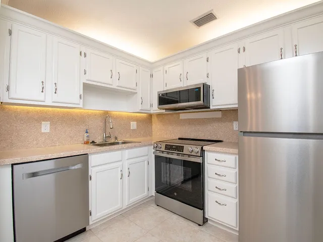 $1,600 | 28 Pine Arbor Lane, Unit 206, Vero Beach, FL 32962