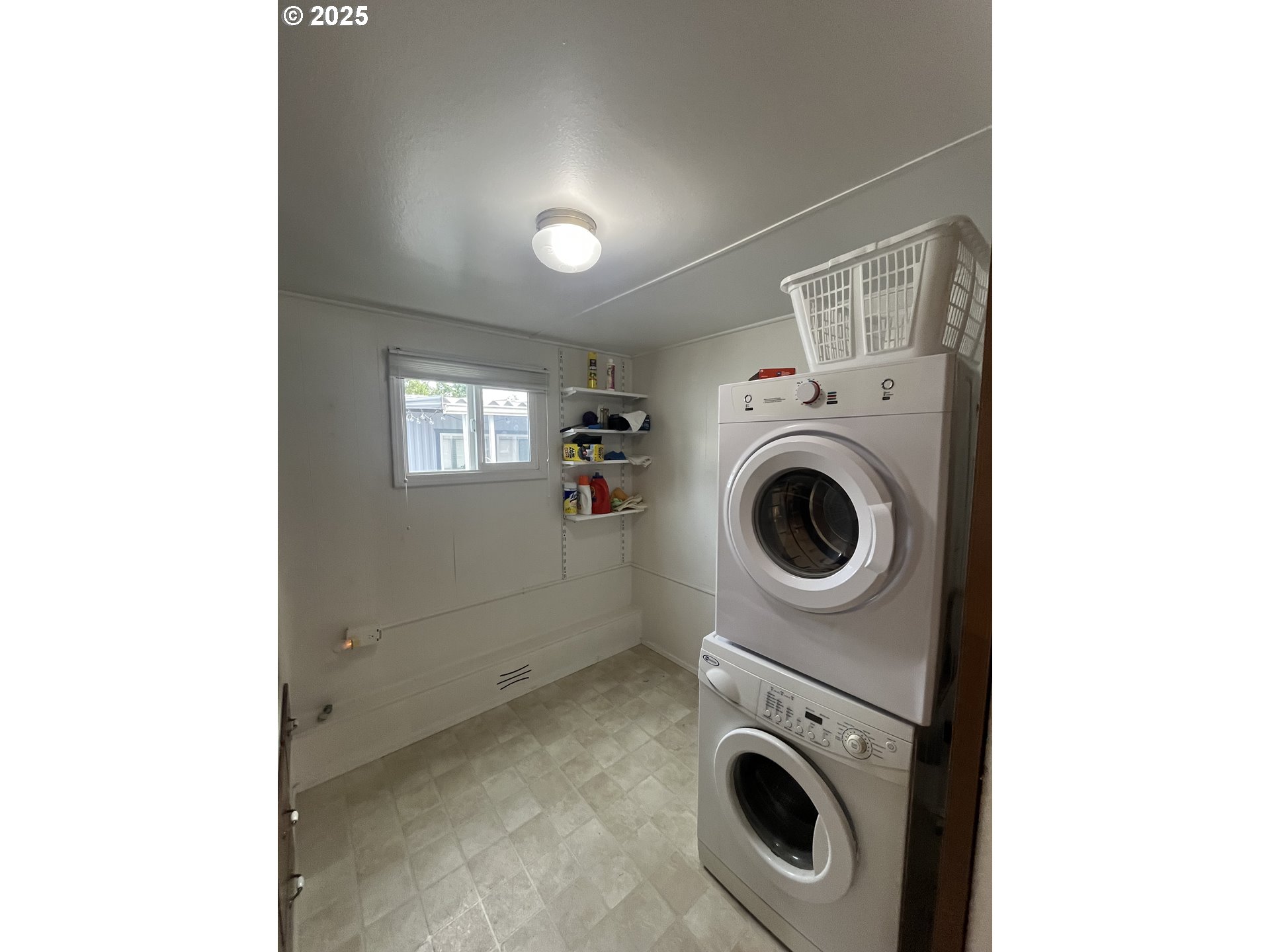 83763 Highway 101, Unit 14 Florence, OR 97439 - Photo 13 of 33 a utility room with dryer and washer