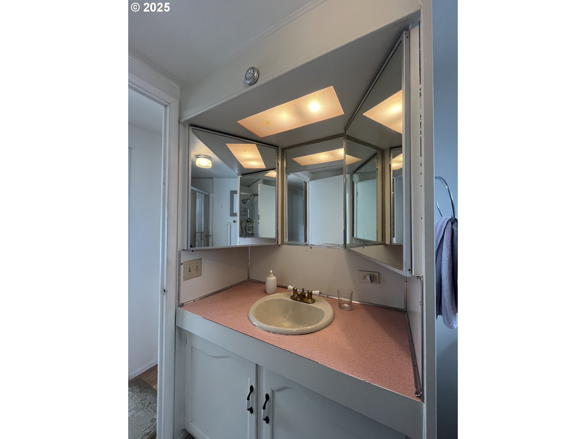 83763 Highway 101, Unit 14 Florence, OR 97439 - Photo 15 of 33 a bathroom with a sink and a mirror