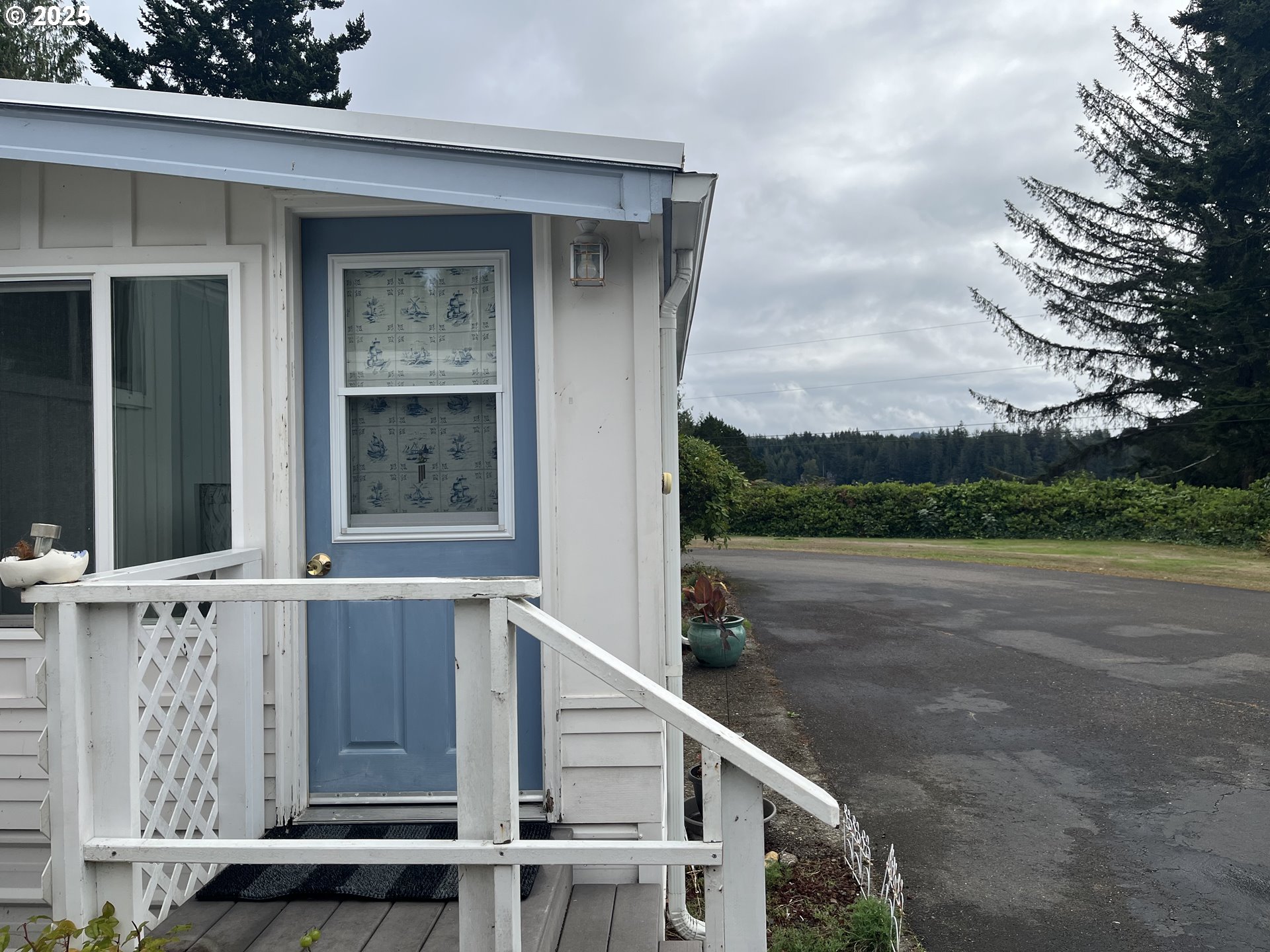 83763 Highway 101, Unit 14 Florence, OR 97439 - Photo 32 of 33 a view of a balcony with wooden floor and fence