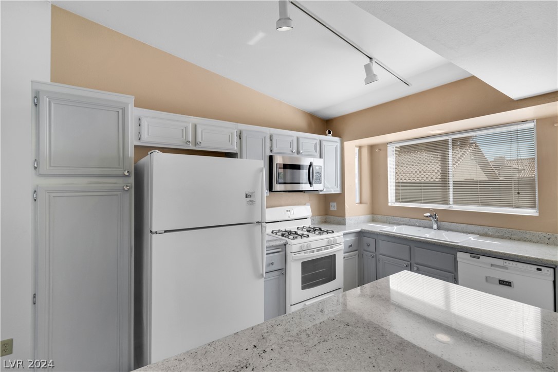 212 Pocahontas Court Henderson, NV 89074 - Photo 11 of 28 kitchen