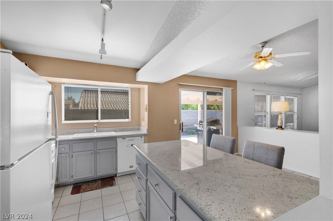 212 Pocahontas Court Henderson, NV 89074 - Photo 12 of 28 kitchen