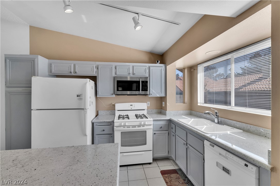 212 Pocahontas Court Henderson, NV 89074 - Photo 10 of 28 kitchen