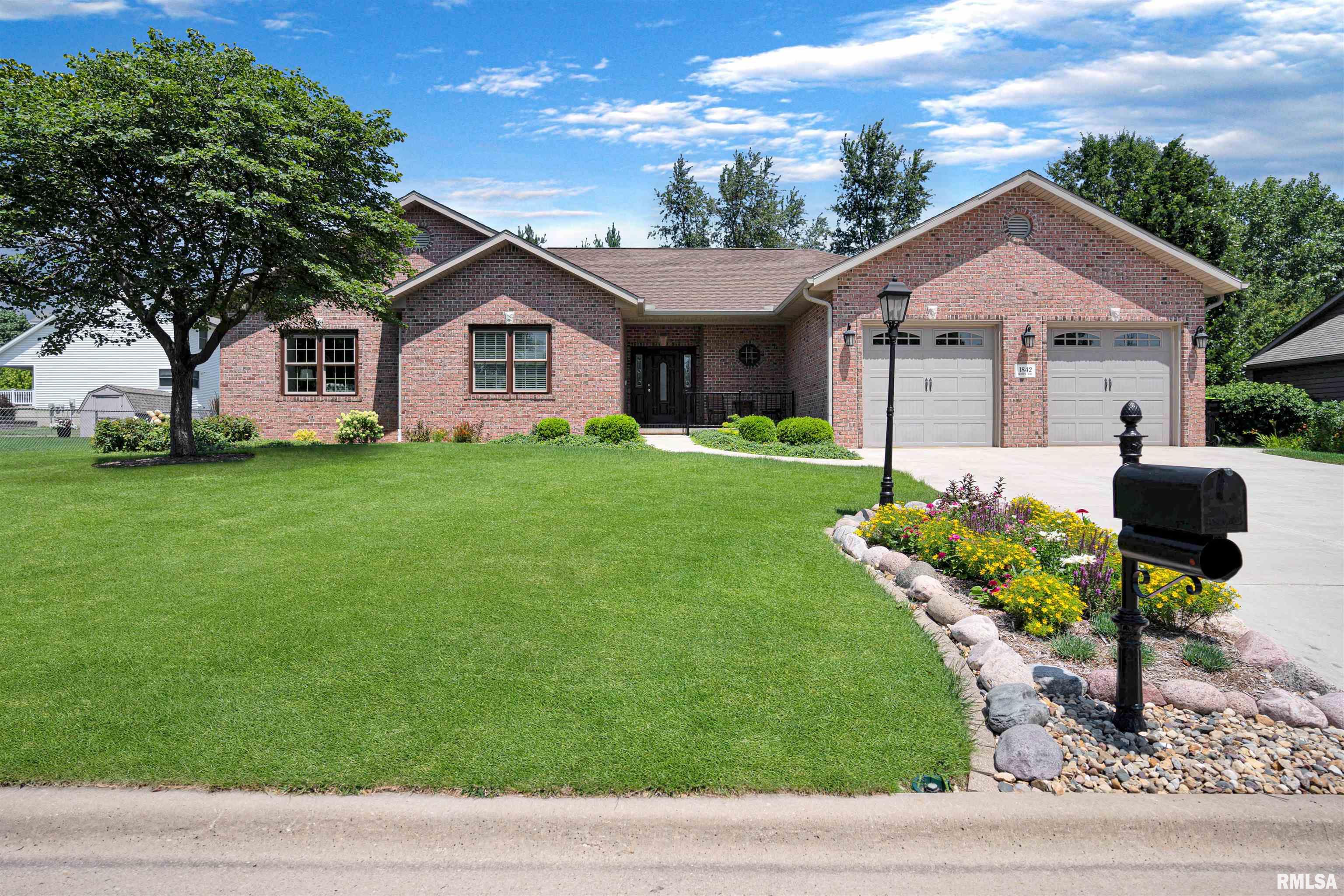 1842 Kern Road Washington, IL 61571 - Photo 1 of 51 Gallery Image 1