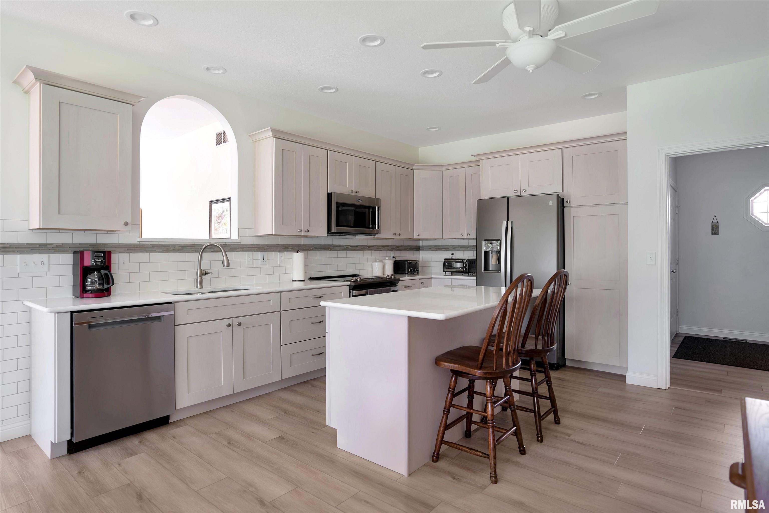 1842 Kern Road Washington, IL 61571 - Photo 7 of 51 Gallery Image 7