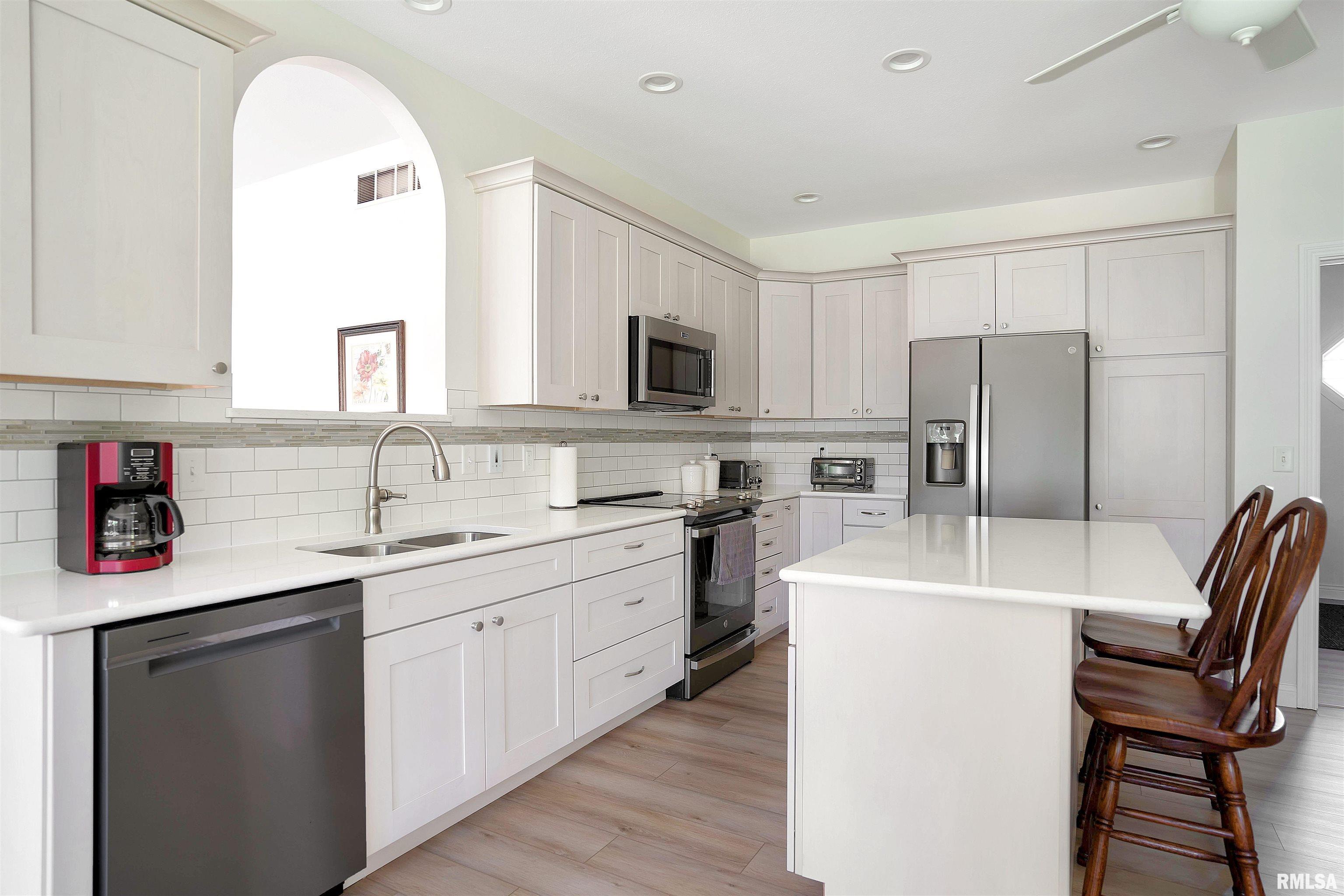 1842 Kern Road Washington, IL 61571 - Photo 9 of 51 Gallery Image 9