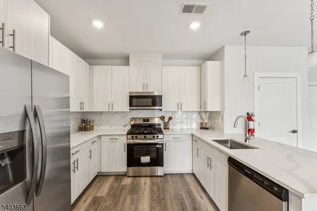 $3,750 | 140 West Webster Avenue, Unit 228, Roselle Park, NJ 07204