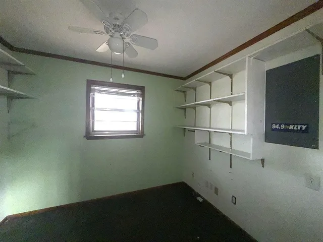 a view of empty room with ceiling fan