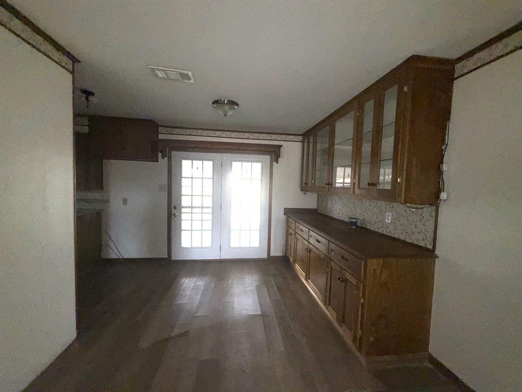 150 Lazy Way Fairfield, TX 75840 - Photo 4 of 21 a kitchen with granite countertop a stove a sink and a refrigerator