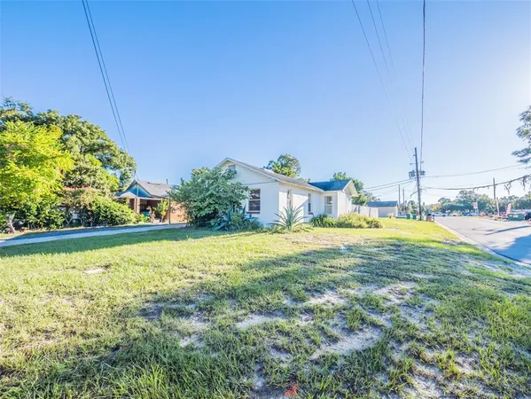 a view of a house with a backyard