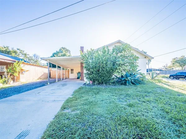 a view of a house with backyard and garden