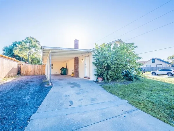 a view of a house with backyard and garden