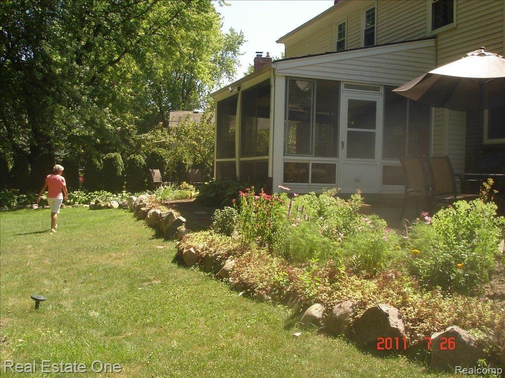 942 Aspen Drive Rochester, MI 48307 - Photo 3 of 19 Aspen Oct 2011 007