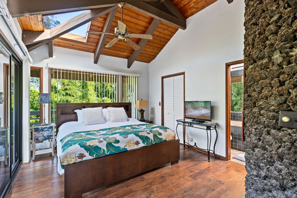 1444 East Kuiaha Road Haiku, HI 96708 - Photo 25 of 29 a bed room with a bed and a television