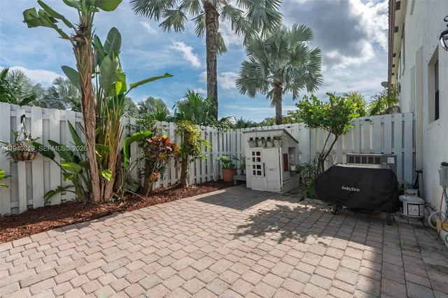 a view of a backyard