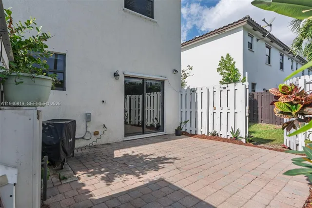 a view of a house with backyard and garden