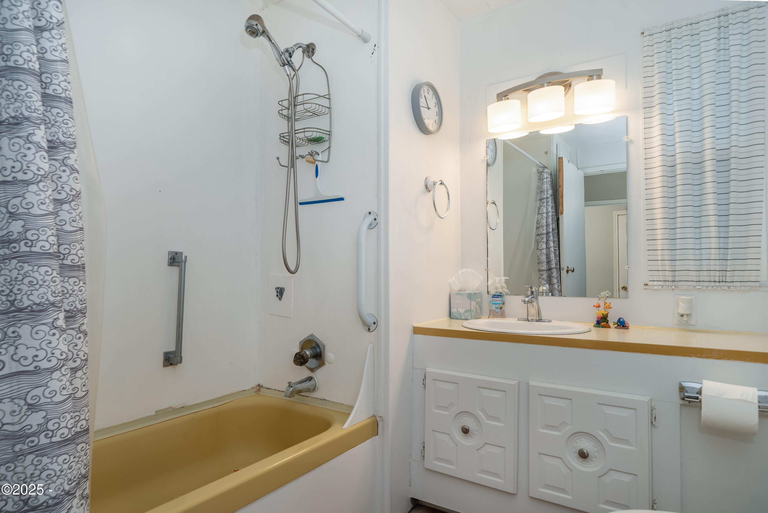 4875 Highway 101, Unit 92 Depoe Bay, OR 97341 - Photo 14 of 26 Bathroom