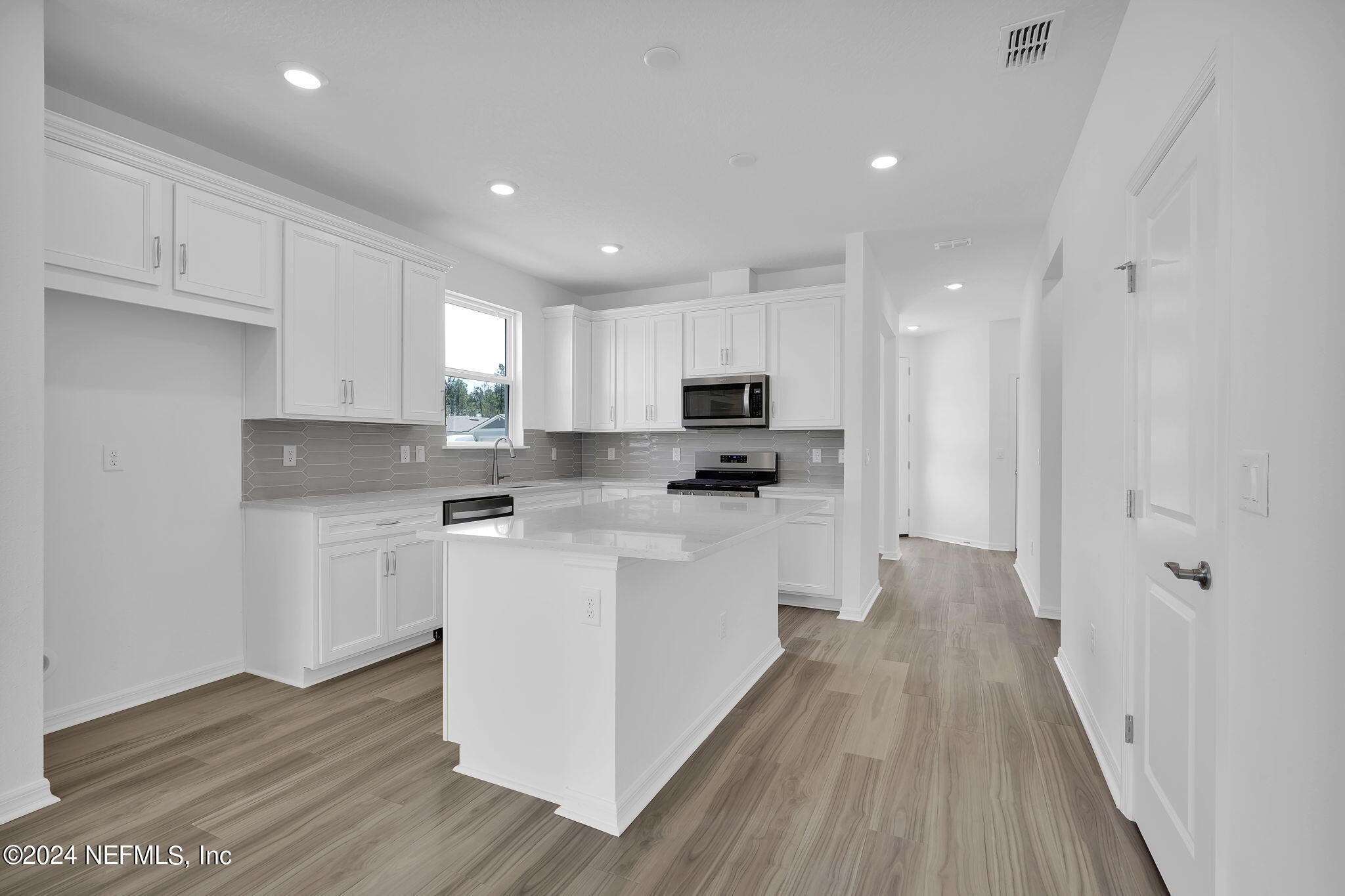 637 Continuum Loop Yulee, FL 32097 - Photo 2 of 41 Contour Kitchen