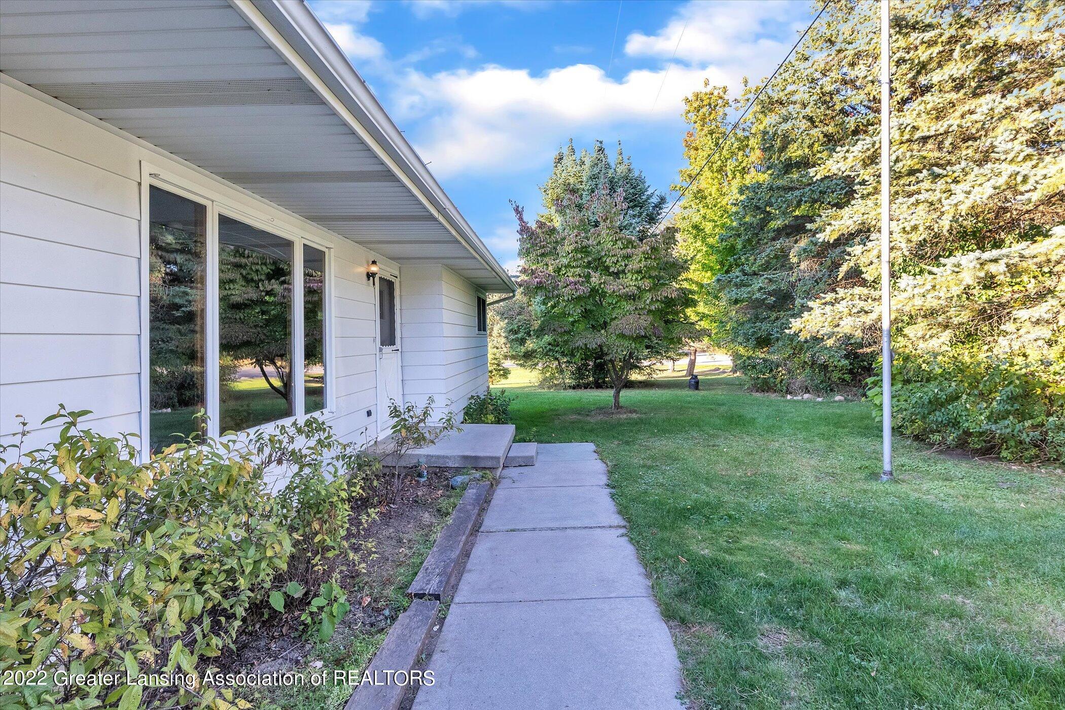 7991 Williams Road Lansing, MI 48911 - Photo 5 of 34 Front