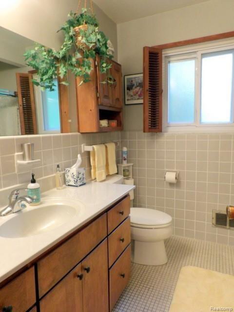 8750 Rucker Road Grosse Ile, MI 48138 - Photo 43 of 54 CERAMIC TILE MAIN BATH!