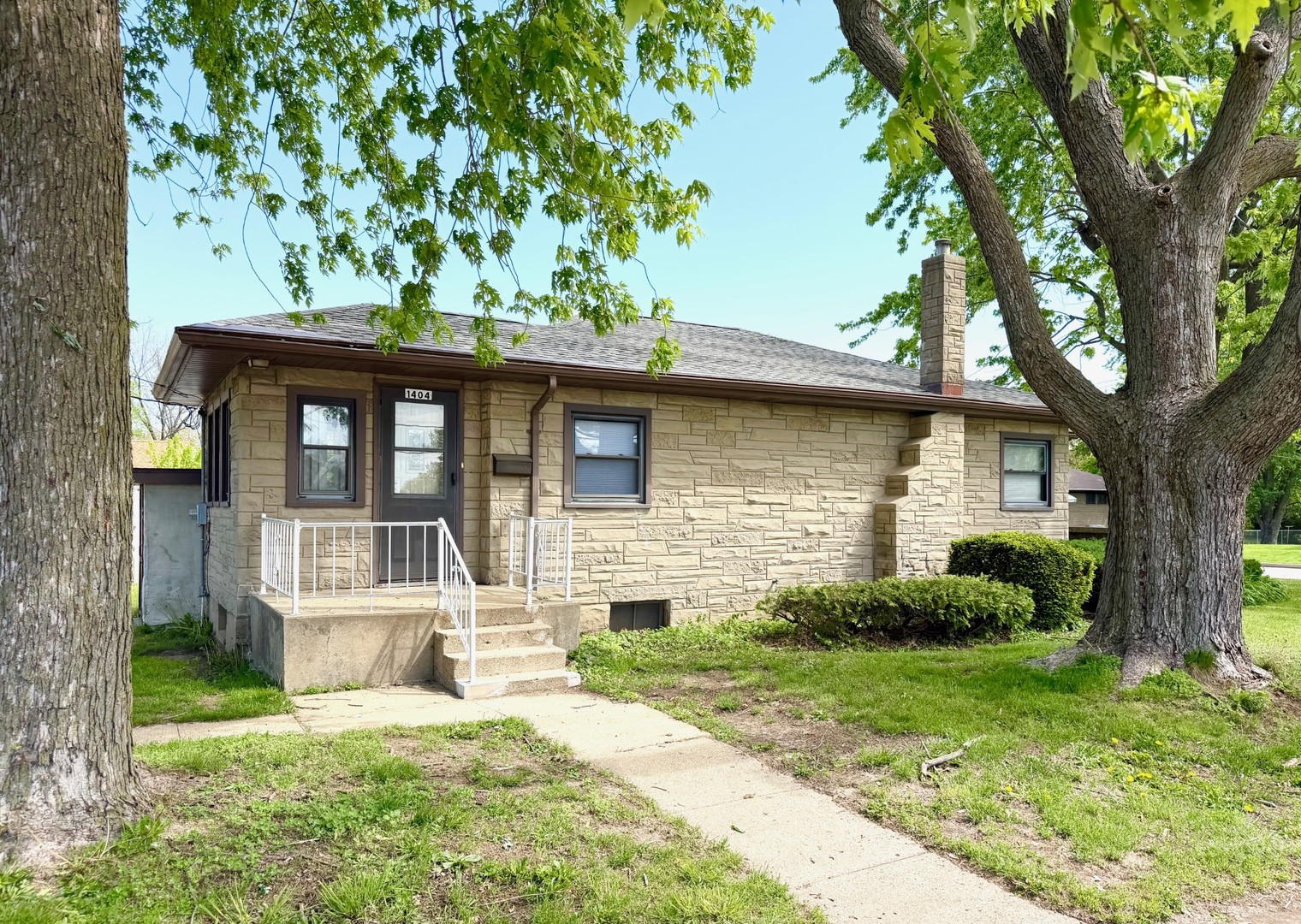 1404 Plain Street Peru, IL 61354 - Photo 2 of 16