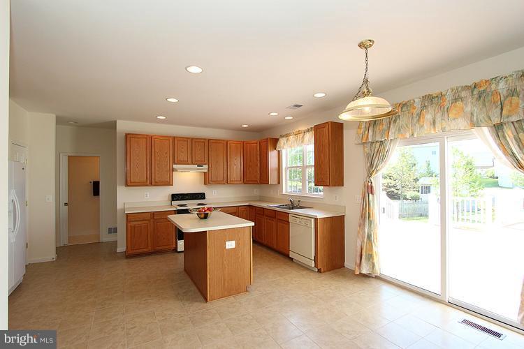 14304 Brass Wheel Road Boyds, MD 20841 - Photo 17 of 25 Kitchen