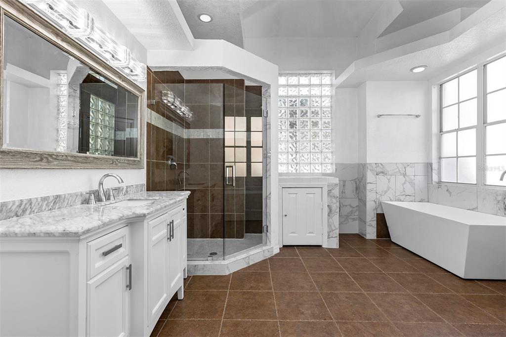 3728 Hunter's Isle Drive Orlando, FL 32837 - Photo 43 of 74 a bathroom with a tub sink and mirror