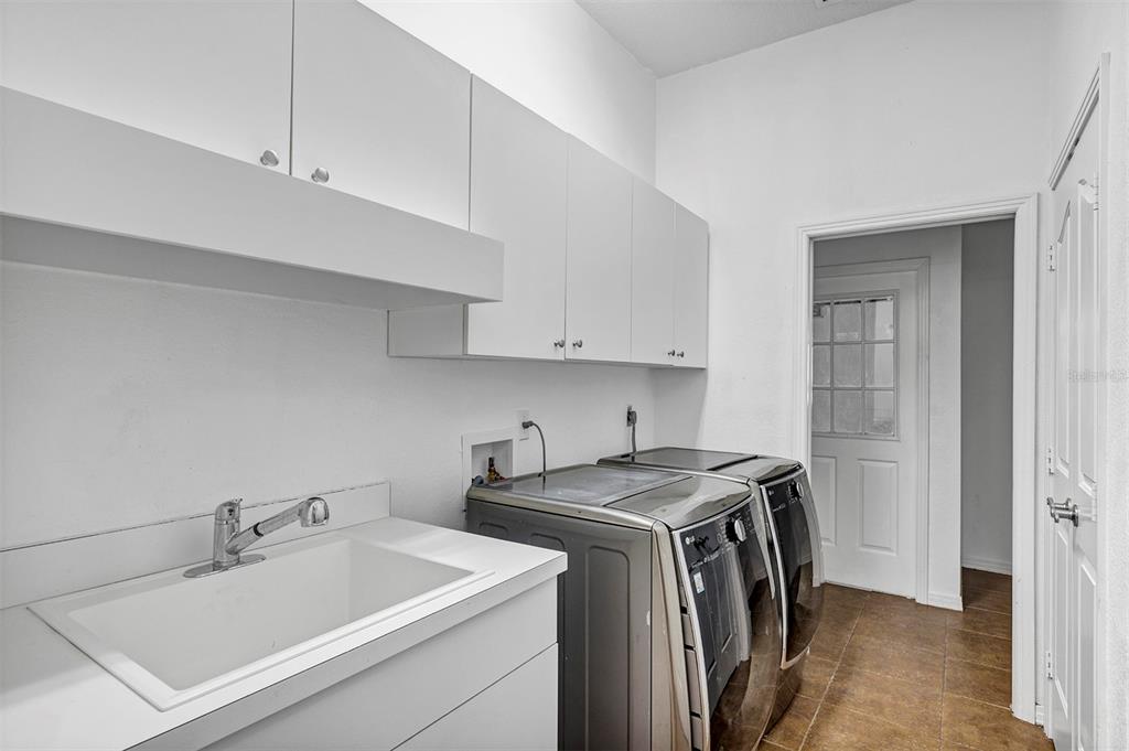 3728 Hunter's Isle Drive Orlando, FL 32837 - Photo 58 of 74 a utility room with sink dryer and washer
