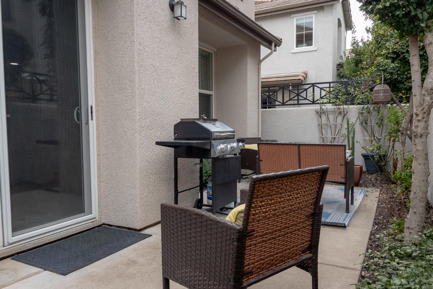 401 Picasso Way Folsom, CA 95630 - Photo 29 of 32 a view of a house with backyard and sitting area