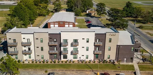 $995 | 726 East Emma Avenue, Unit 106, Springdale, AR 72764