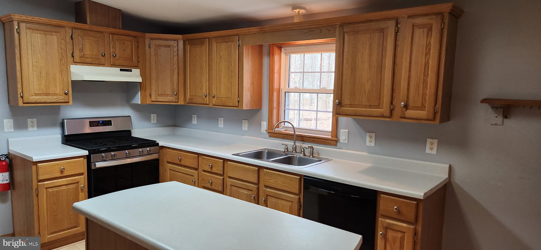 19 Edgewood Drive Cream Ridge, NJ 08514 - Photo 5 of 27 Kitchen With Prepping Counters