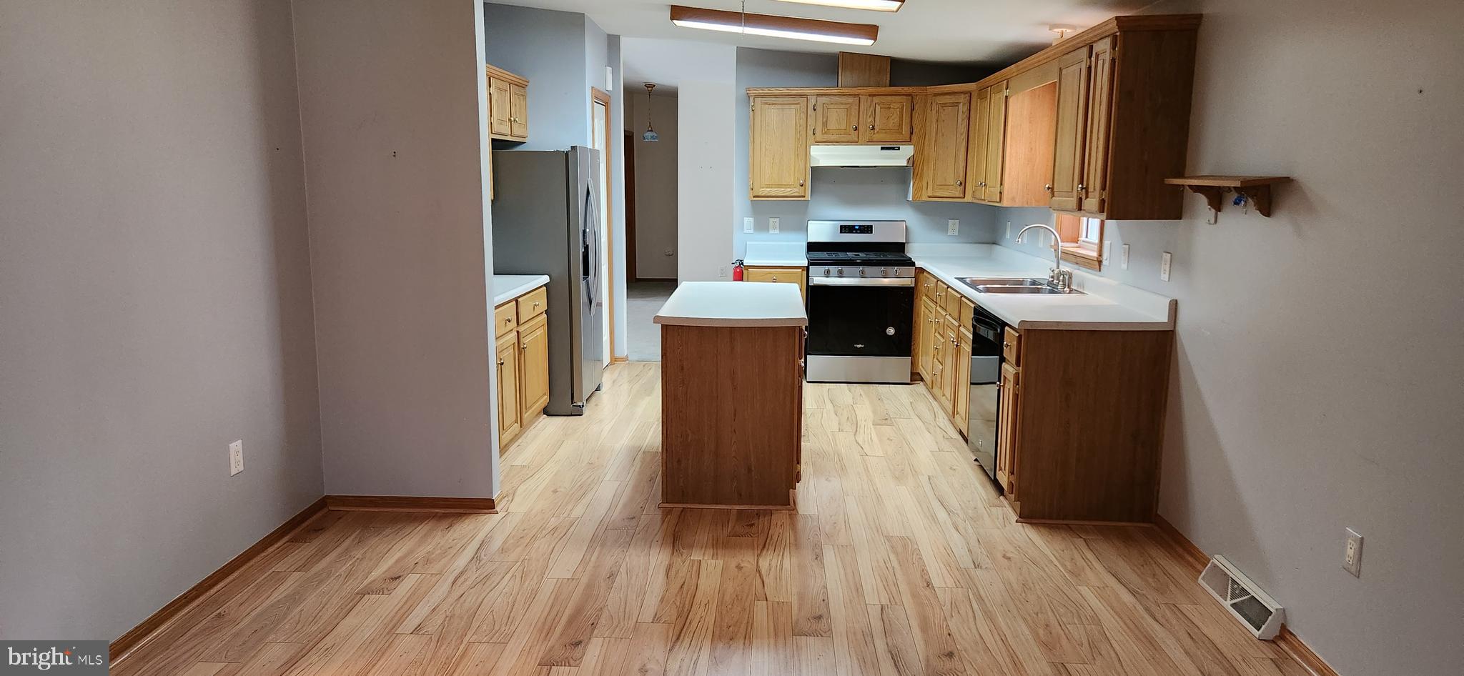 19 Edgewood Drive Cream Ridge, NJ 08514 - Photo 6 of 27 Kitchen With Breakfast Area