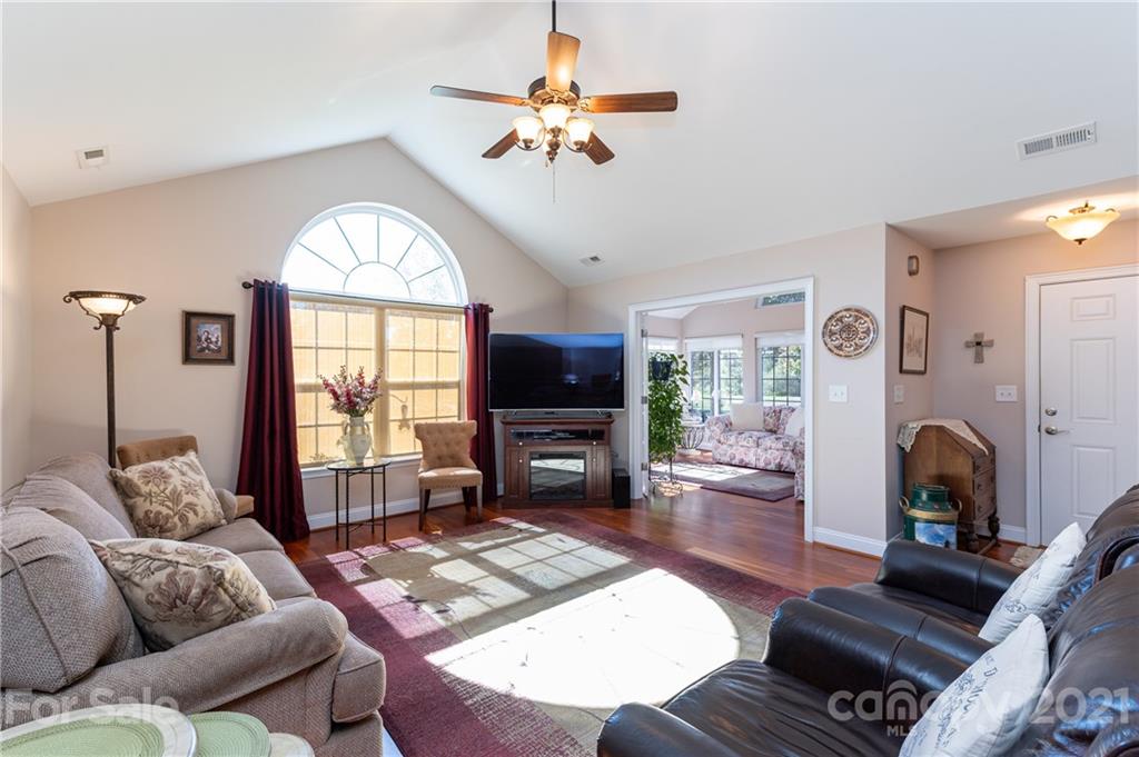 5207 Prosperity Ridge Road Charlotte, NC 28269 - Photo 8 of 34 Gallery Image 8