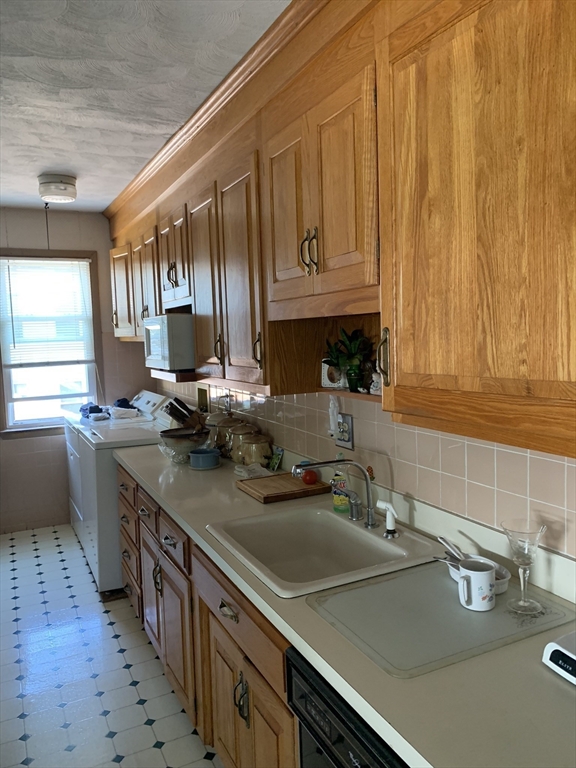 35 Leete Street Springfield, MA 01108 - Photo 18 of 42 Gallery Image 18
