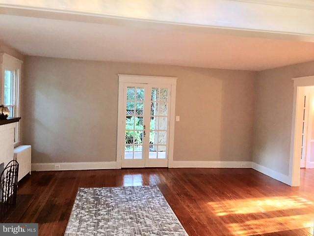 4402 Atwick Road Baltimore, MD 21210 - Photo 12 of 30 Living Room