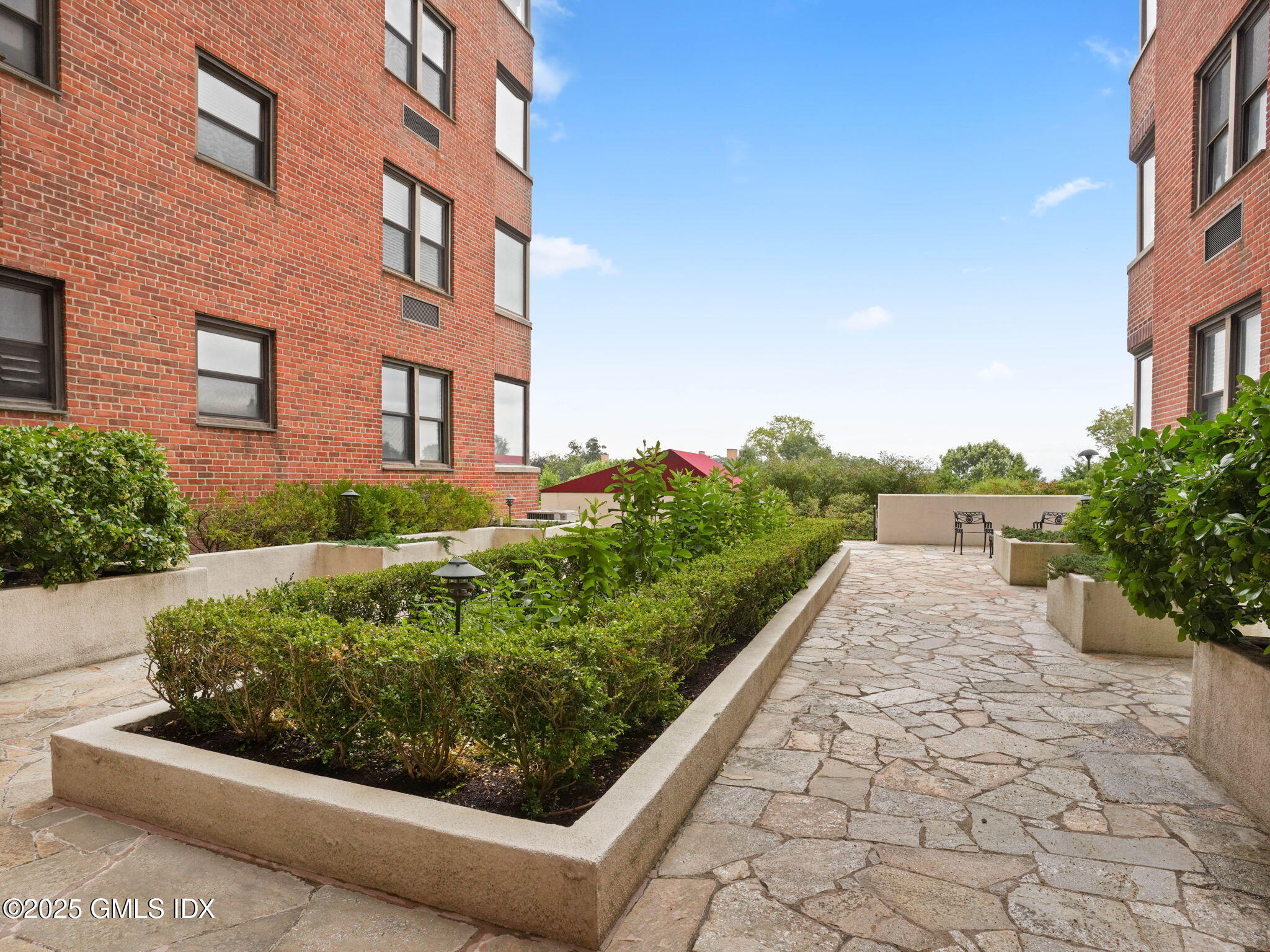 40 West Elm Street, Unit 1M Greenwich, CT 06830 - Photo 14 of 16 a view of a garden with pathway