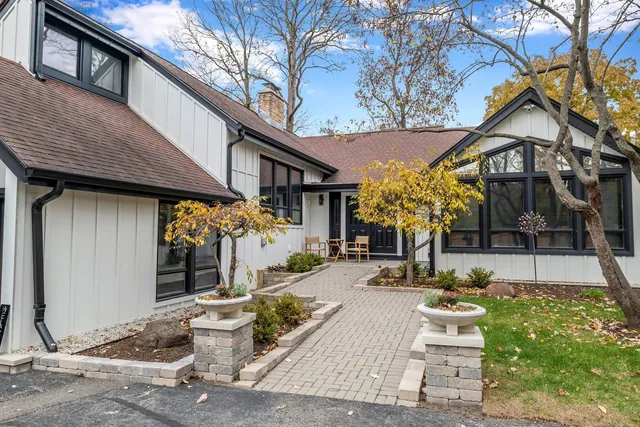 $6,000 | 15160 West Oak Spring Road, Libertyville, IL 60048