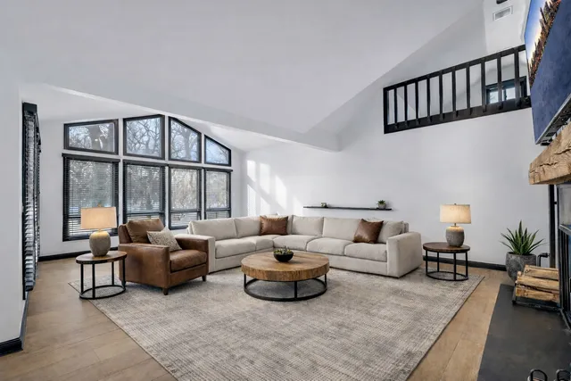 $6,000 | 15160 West Oak Spring Road, Libertyville, IL 60048