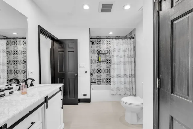 $6,000 | 15160 West Oak Spring Road, Libertyville, IL 60048