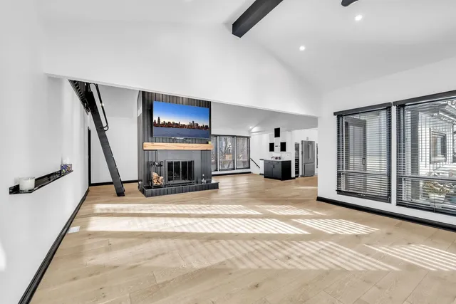 $6,000 | 15160 West Oak Spring Road, Libertyville, IL 60048