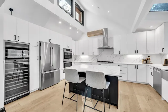 $6,000 | 15160 West Oak Spring Road, Libertyville, IL 60048