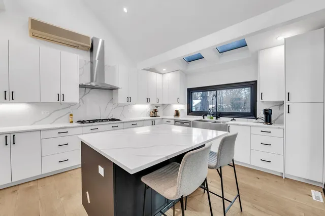 $6,000 | 15160 West Oak Spring Road, Libertyville, IL 60048