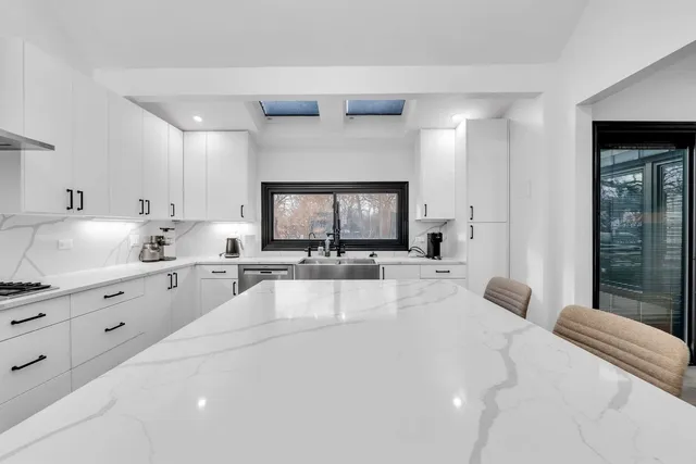 $6,000 | 15160 West Oak Spring Road, Libertyville, IL 60048